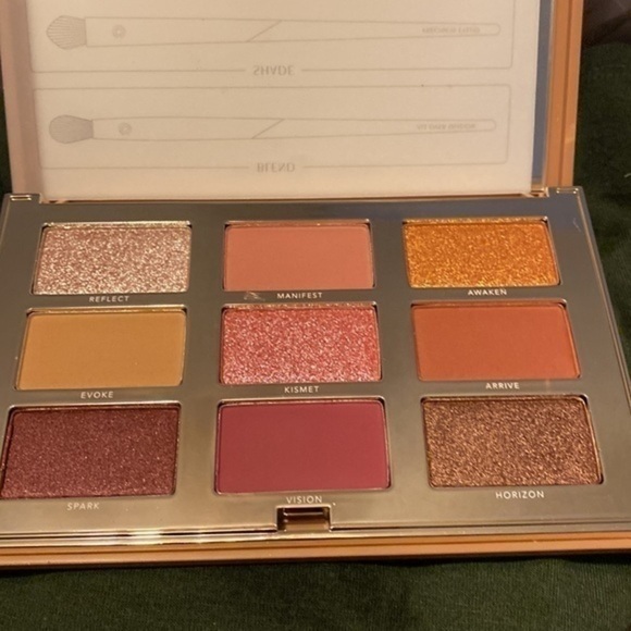 Complex Culture eyeshadow palette - Picture 2 of 5